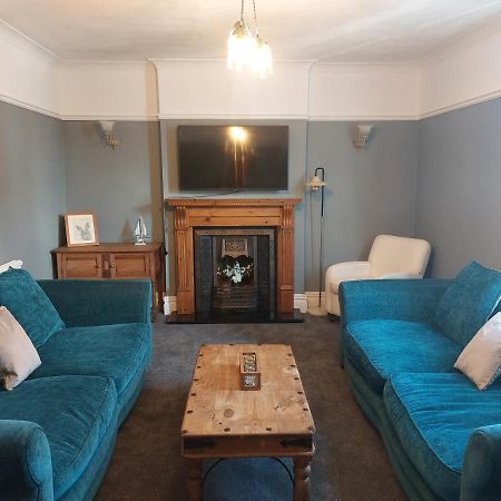 Llandudno Apartment, Quirky Pub With Tropical Beer Garden מראה חיצוני תמונה
