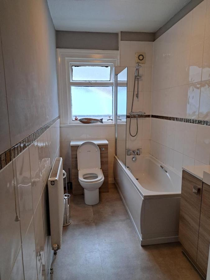 Llandudno Apartment, Quirky Pub With Tropical Beer Garden מראה חיצוני תמונה