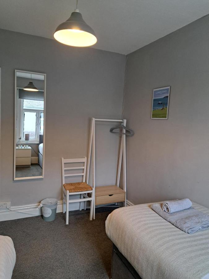 Llandudno Apartment, Quirky Pub With Tropical Beer Garden מראה חיצוני תמונה