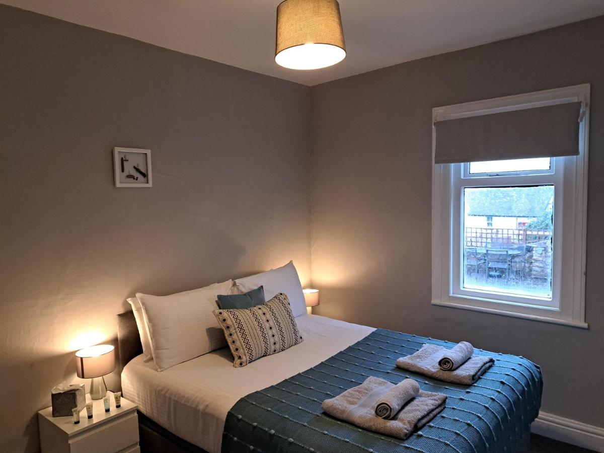 Llandudno Apartment, Quirky Pub With Tropical Beer Garden מראה חיצוני תמונה
