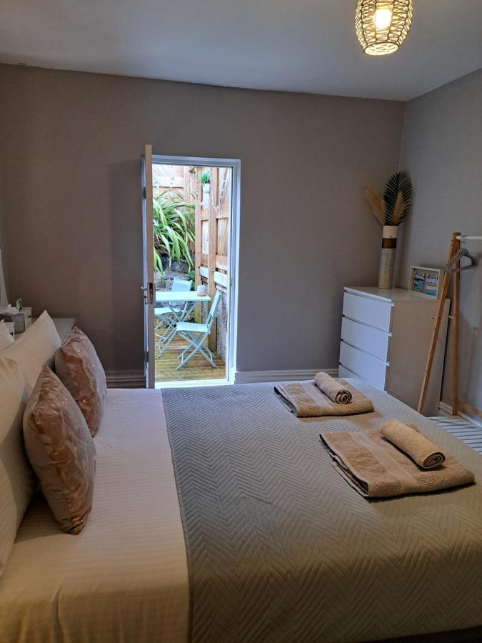 Llandudno Apartment, Quirky Pub With Tropical Beer Garden מראה חיצוני תמונה