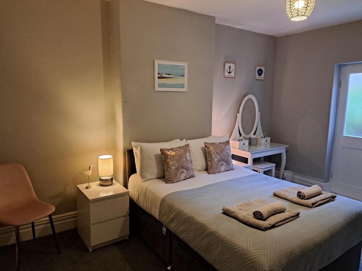 Llandudno Apartment, Quirky Pub With Tropical Beer Garden מראה חיצוני תמונה